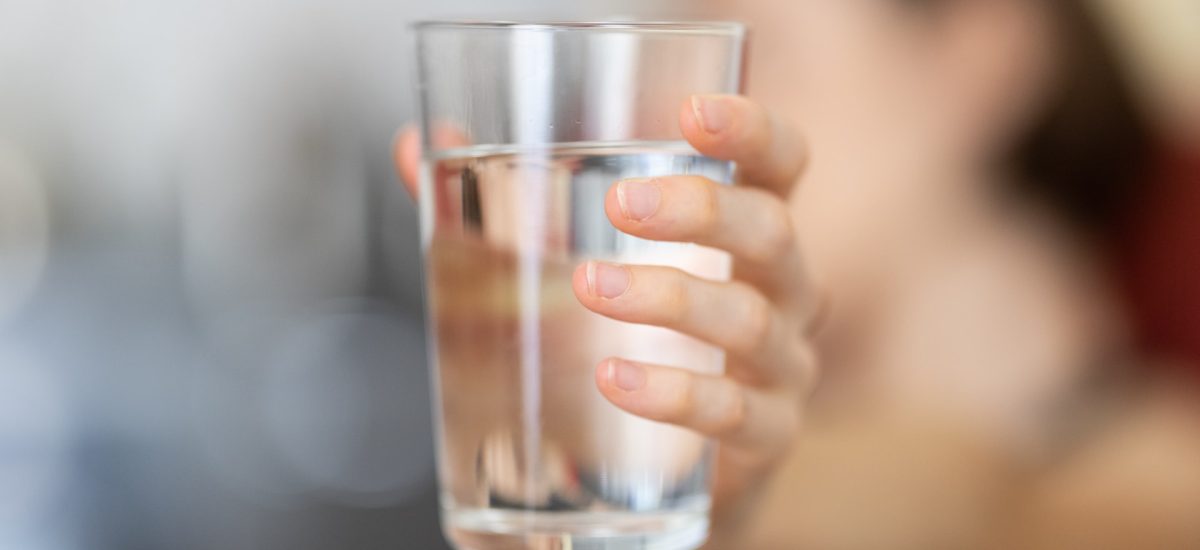 hydratáciu netreba podceňovať - ruka drží pohár s čistou vodou