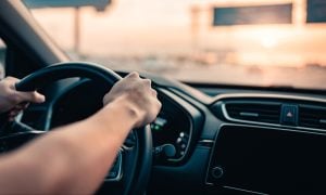 Ruky na volante auta.