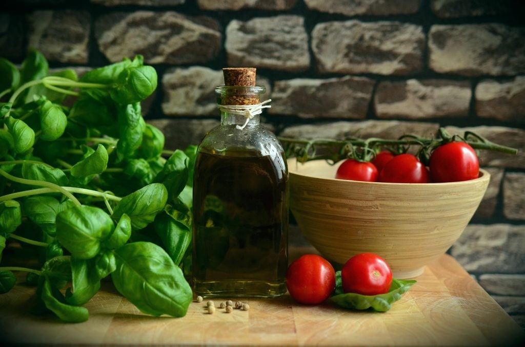 Bazalka, olivový olej a paradajky