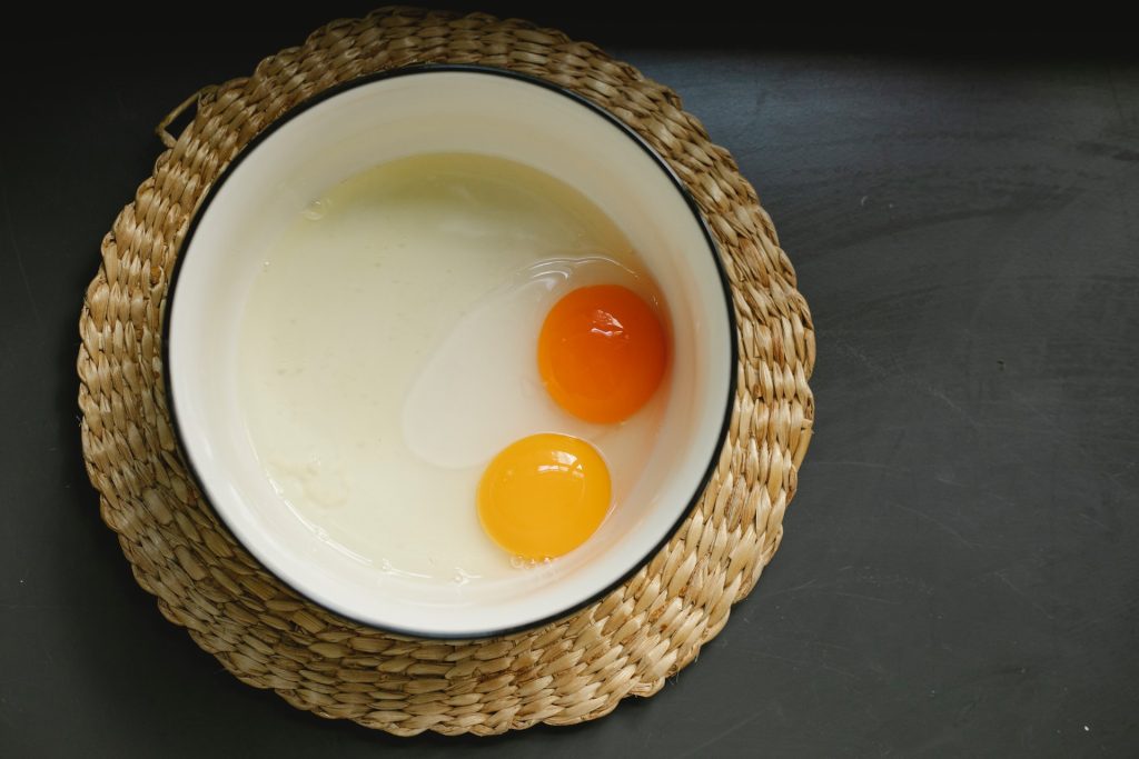 žĺtka a bielka vajíčok v miske