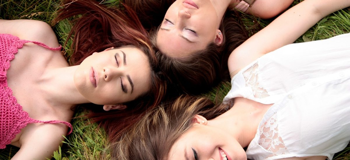 ženské zdravie – mladé ženy ležia na tráve