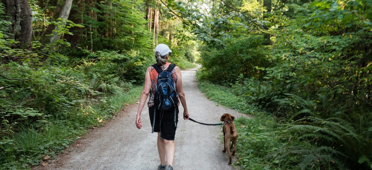 žena so psíkom na prechádzke v prírode znižuje riziko vzniku rakoviny