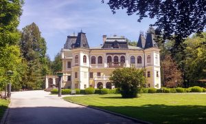 kvetinový trh pri kaštieli v Betliari