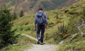 muž na turistike a domáci sprej proti kliešťom