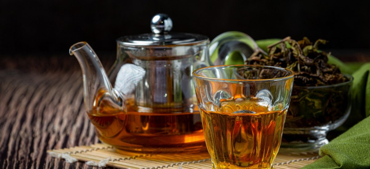 čaj proti alergii v sklenenom čajníku