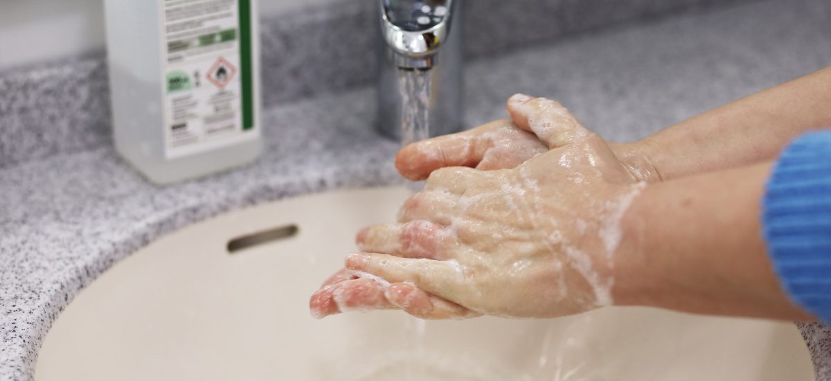 hygiena rúk pod tečúcou vodou