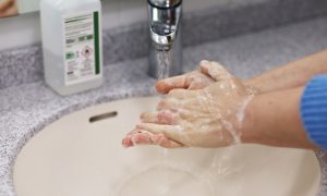 hygiena rúk pod tečúcou vodou