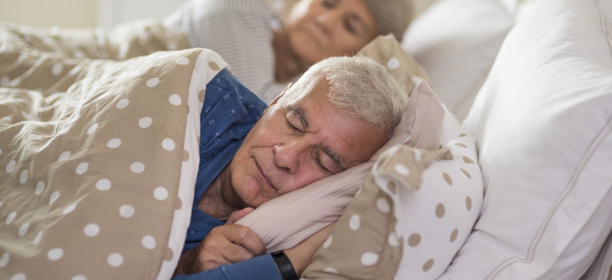 starší muž a žena spia