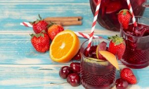 recept na sangriu s bobuľovým ovocím