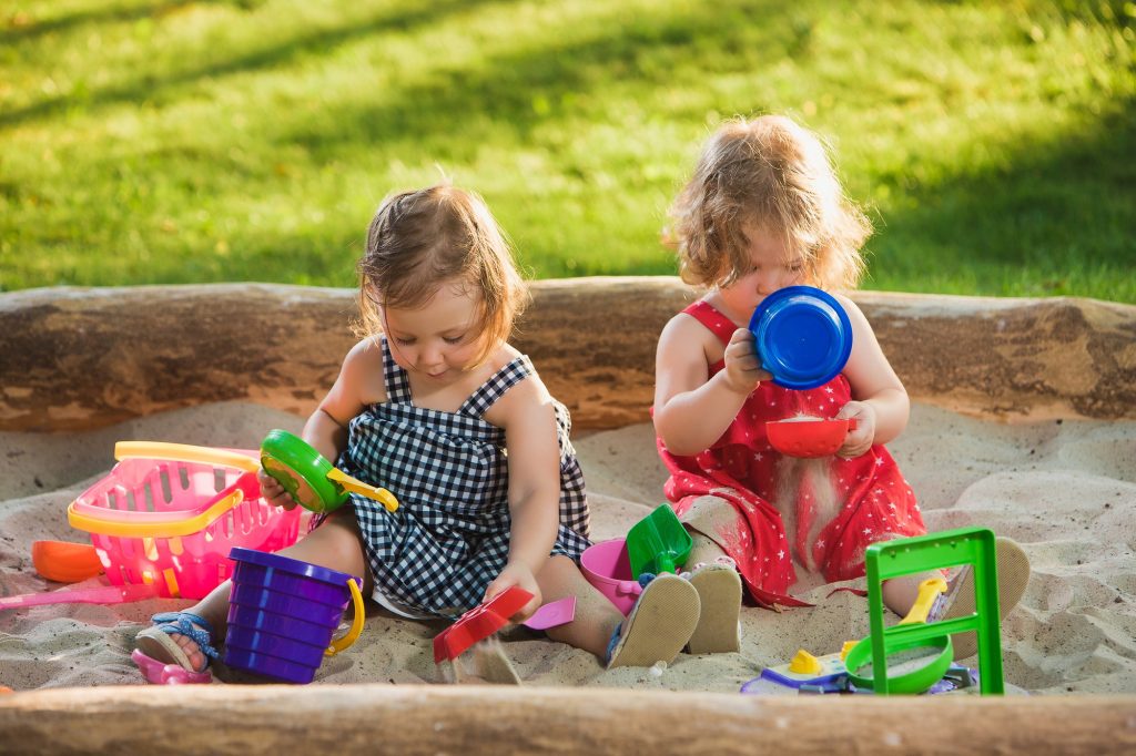 deti sa hrajú v piesku a možné detské najbežnejšie ochorenia v lete