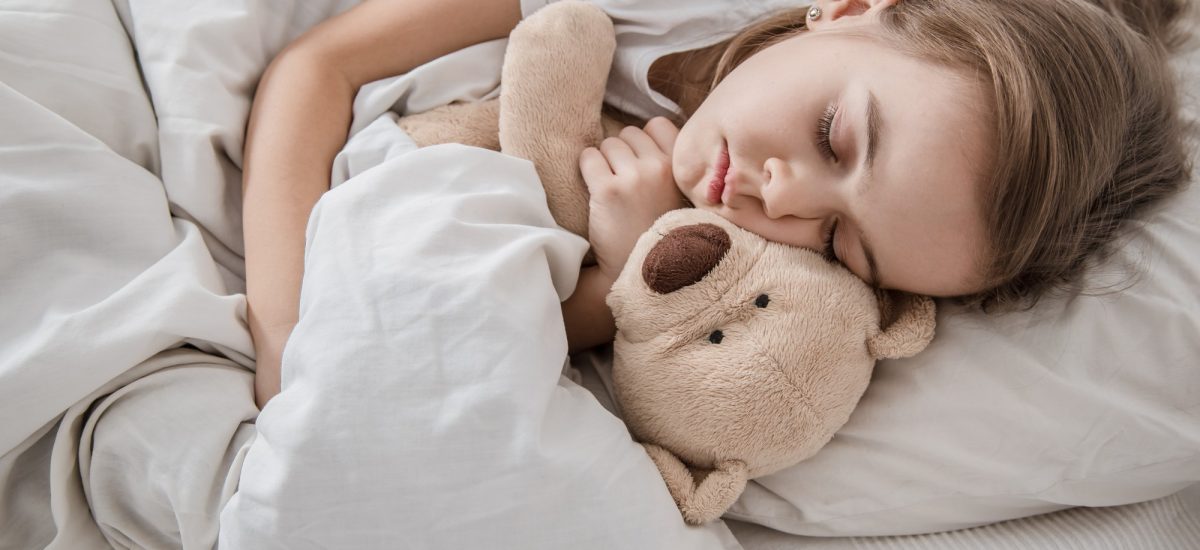 dieťa v posteli a návyk na pravidelný spánkový režim