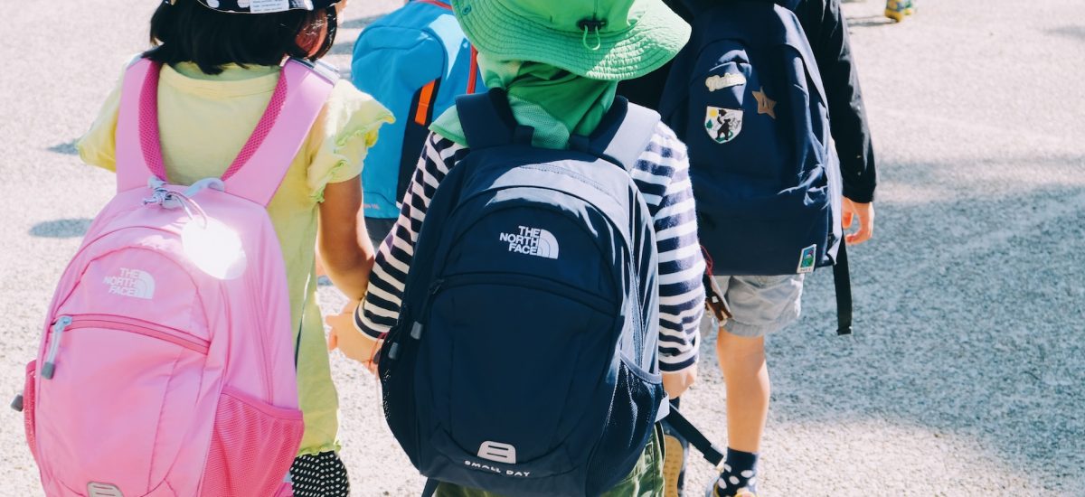 deti nesú na chrbte školskú tašku