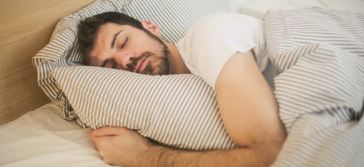 spiaci muž a hrozba ochorenia spánkového apnoe