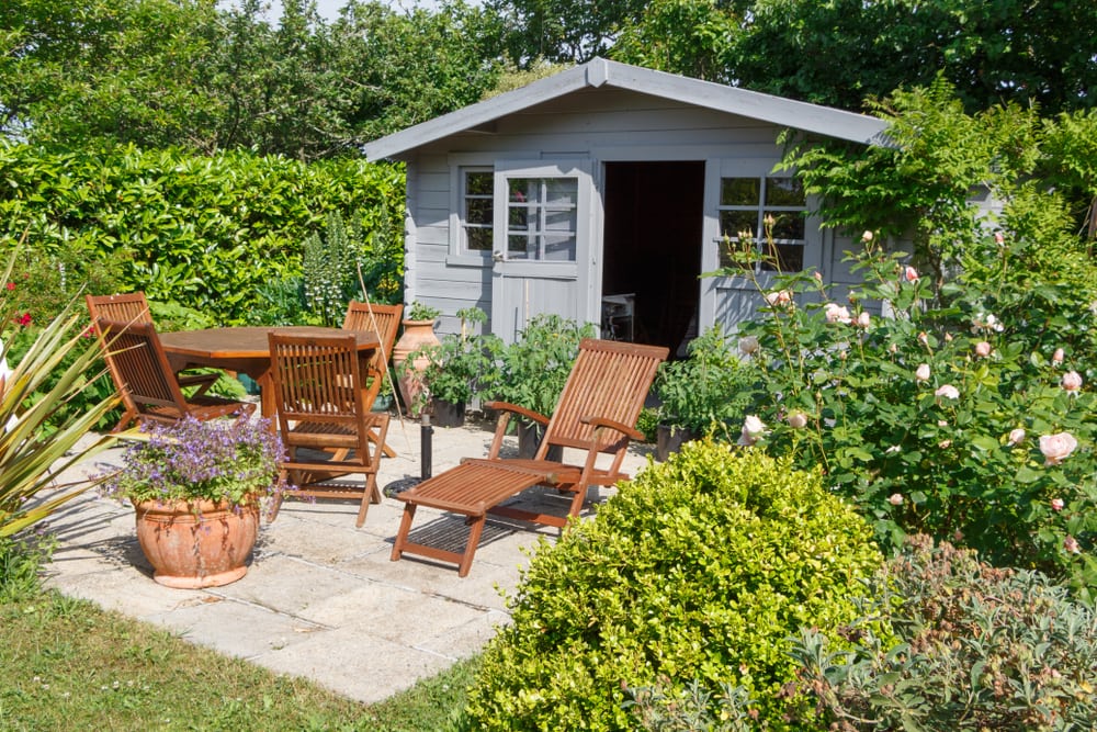 Drevený záhradný domček poskytuje dostatok úložného priestoru