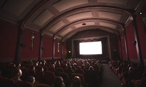 kinosála a širokouhlý film