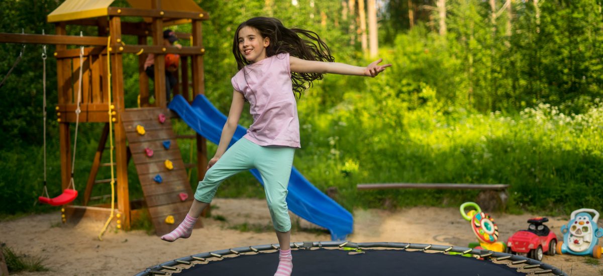 dievča skáče na trampolíne