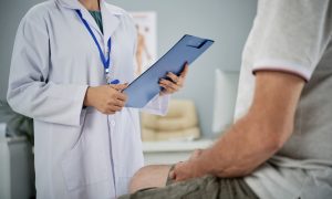lekár a pacient konzultujú možnosti liečby lymfómu
