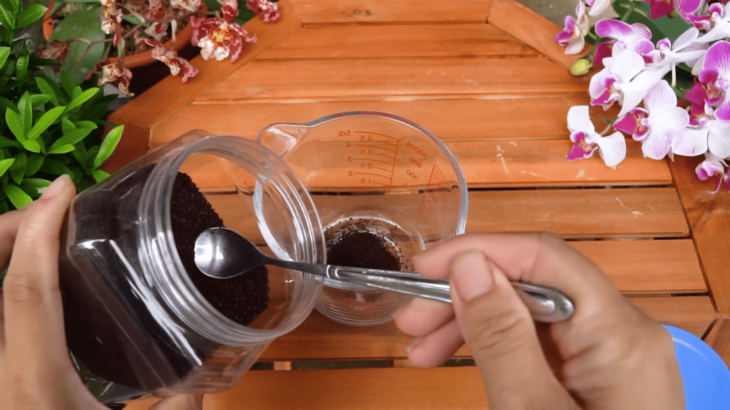 zrnková mletá káva v nádobe