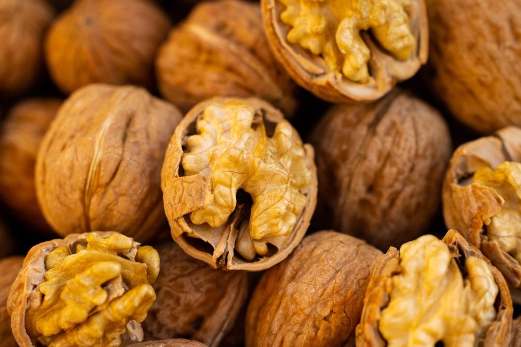 Dobre vysušené orechy sú na dotyk suché a ľahko prasknú (Zdroj: Pexels/Engin Akyurt)