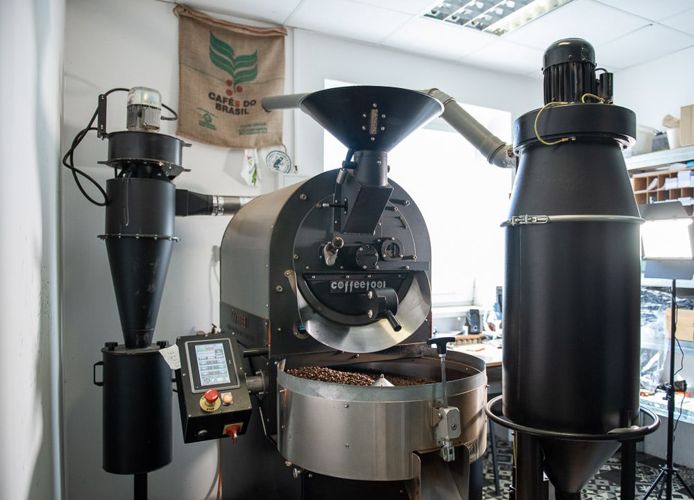 Takto vyzerá profesionálna pražička kávy. 1 cyklus praženia trvá od 8 do 15 minút v závyslosti od kávy a odtieňa praženia.