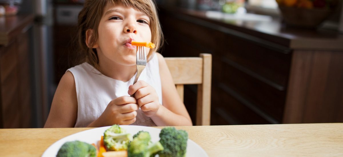 dieťa sa pri jedle učí stravovacie návyky