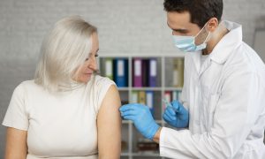 doktor očkuje pacientku