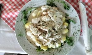 krémové gnocchi s pestom na tanieri