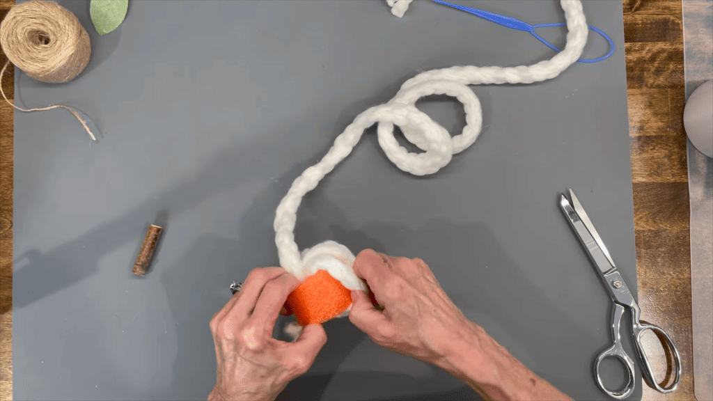 namotávanie hrubej vlny na krúžok z peny