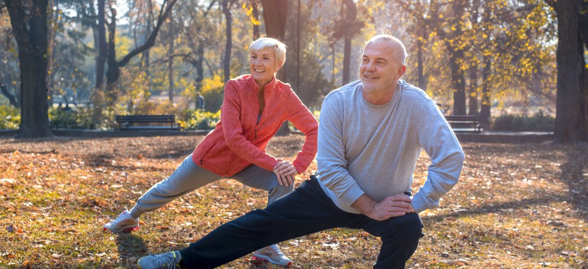 starší muž a žena cvičia vonku