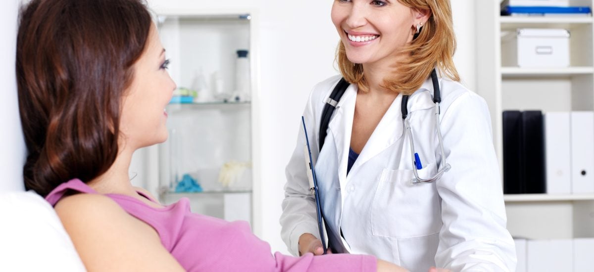 lekárka a tehotná žena na vyšetrení a úspešná liečba poruchy plodnosti