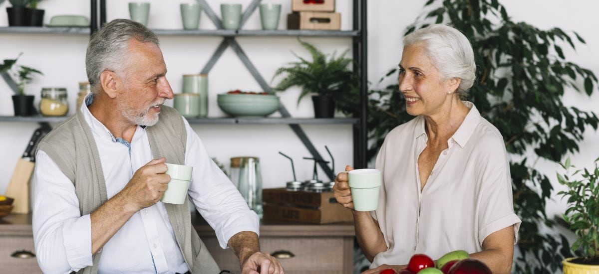 starší muž a žena pijú kávu