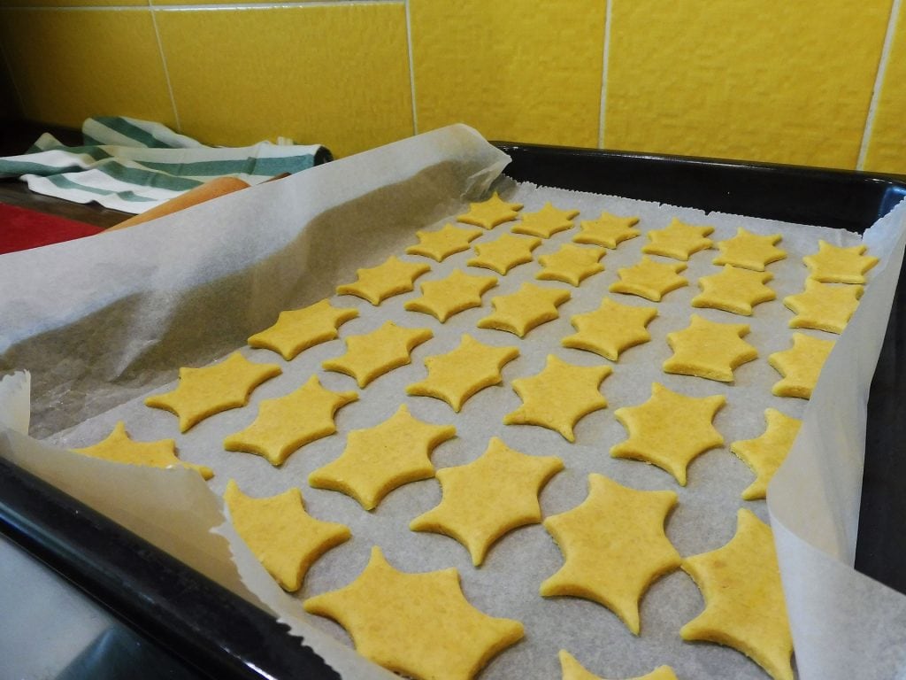 vykrojené sušienky na plechu pripravené na pečenia