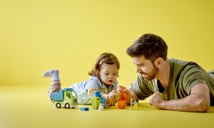 Otec s dcérou sa hrajú s Legom