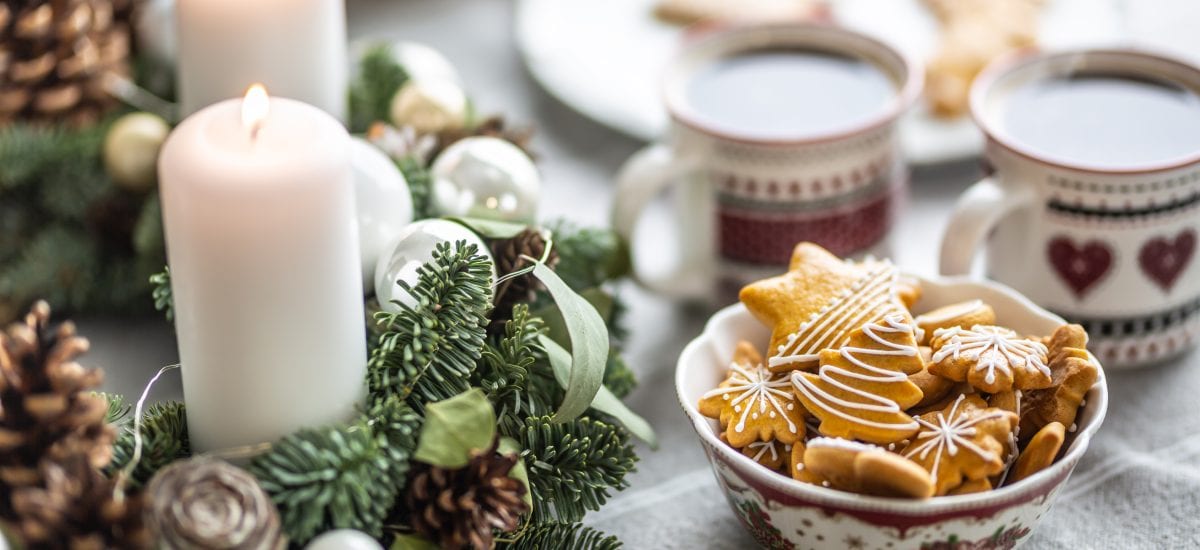 vianočný venie, sušienky a čaj