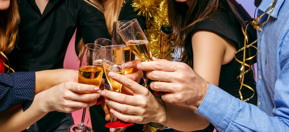 silvestrovské oslavy a prípitok s alkoholom