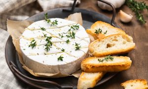 camembert zapekaný s medom