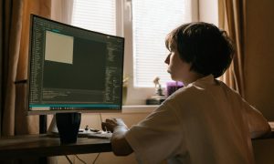 projekt programko a chlapec za počítačom