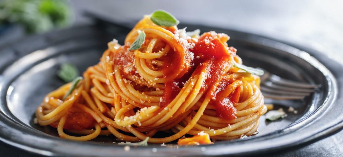 špagety puttanesca s omáčkou