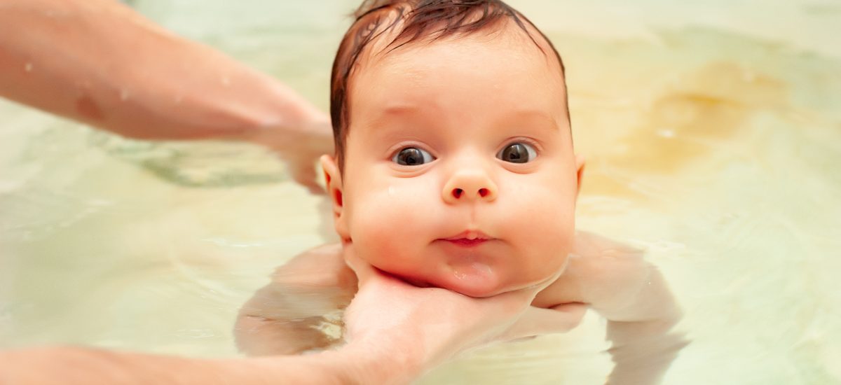 Detská kozmetika pre novorodenca musí byť nežná ako detský úsmev. Zistite, ako si vybrať tú najjemnejšiu a najšetrnejšiu prírodnú kozmetiku pre bábätko.
