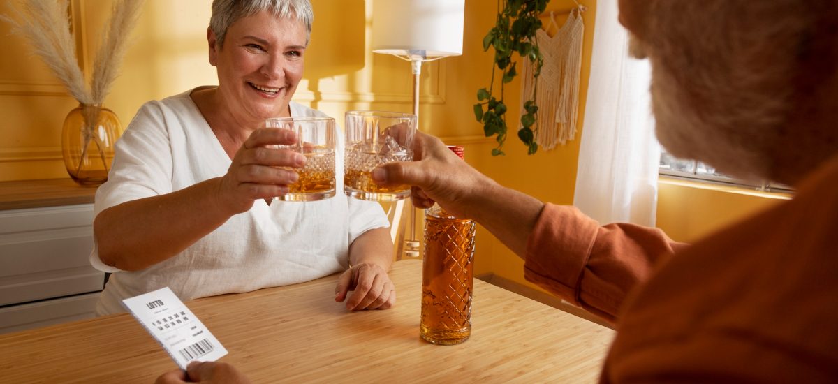 dvaja ľudia si pripíjajú, alkohol u seniorov komplikuje ochorenia