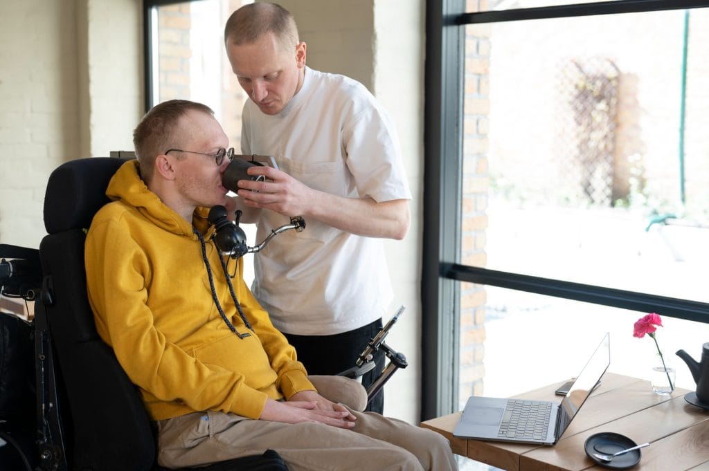 Pacient na vozíku s diagnózou amyotrofická laterálna skleróza
