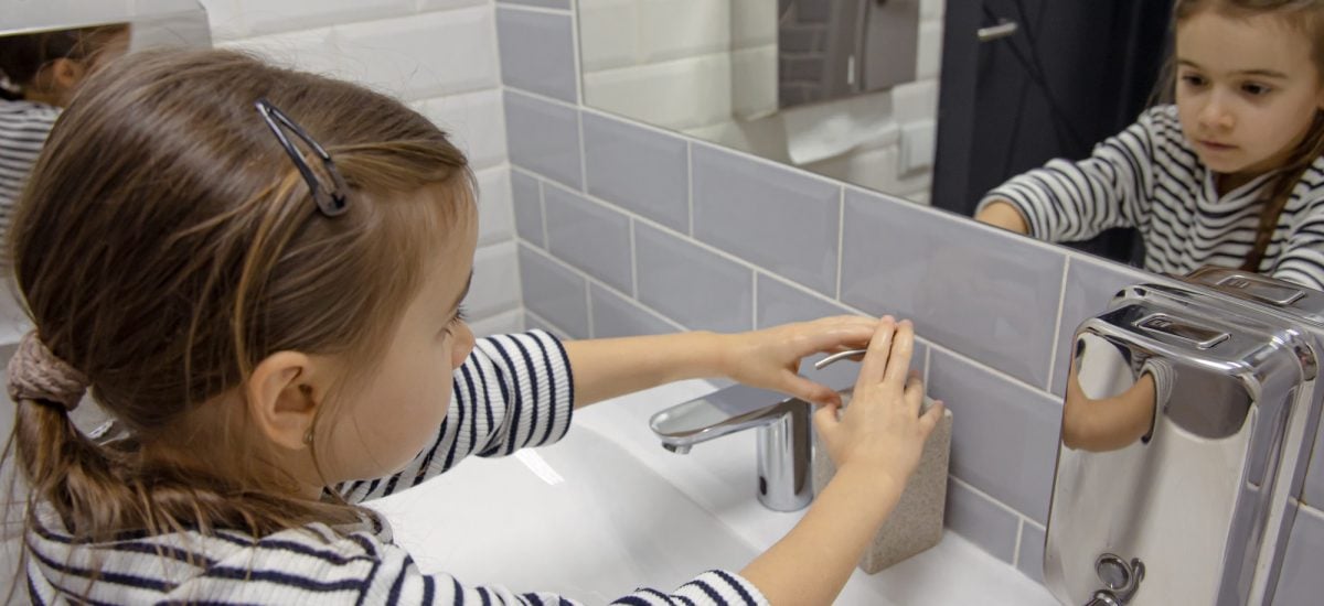 dieťa si preventívne umýva ruky počas chrípkovej sezóny