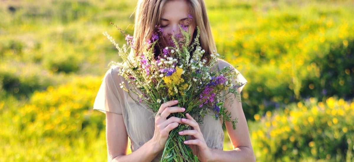 žena s kyticou lúčnych kvetov