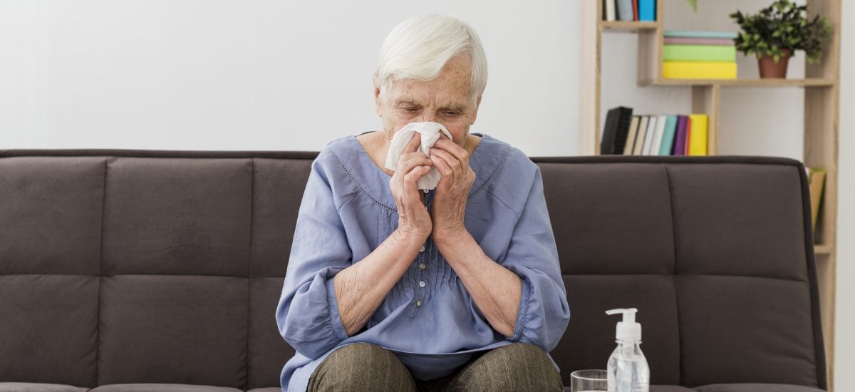 staršia žena si smrká nos/alergia
