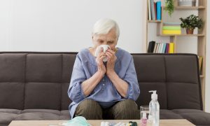 staršia žena si smrká nos/alergia
