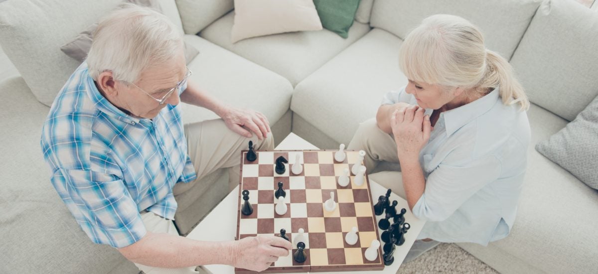starší muž a žena hrajú šach