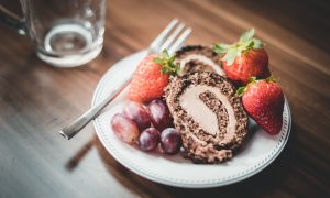 dezert tiramisu roláda na tanieri