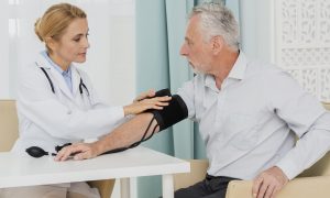 doktorka meria mužovi tlak