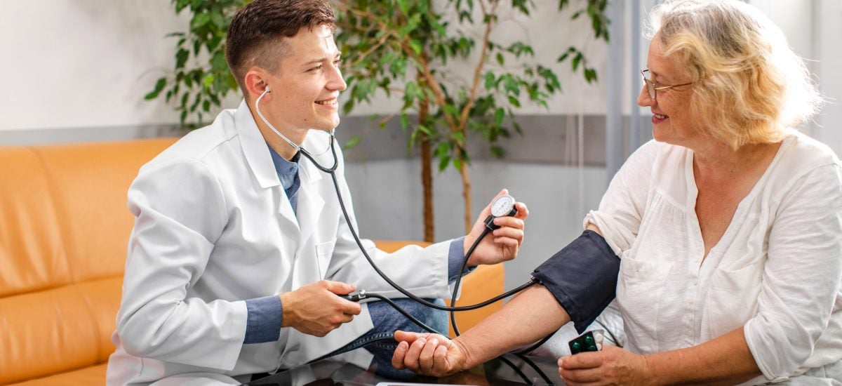 pravidelné meranie krvného tlaku pacientky v ambulancii u lekára
