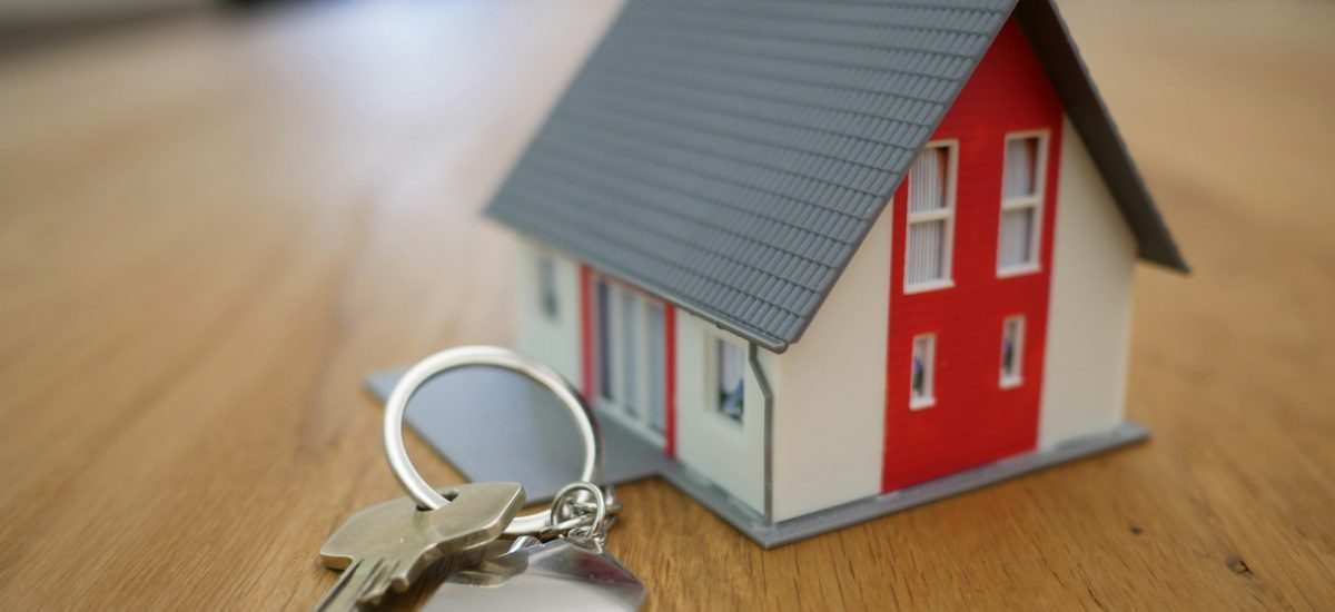 model nehnuteľnosti s kľúčmi pred kúpou domu